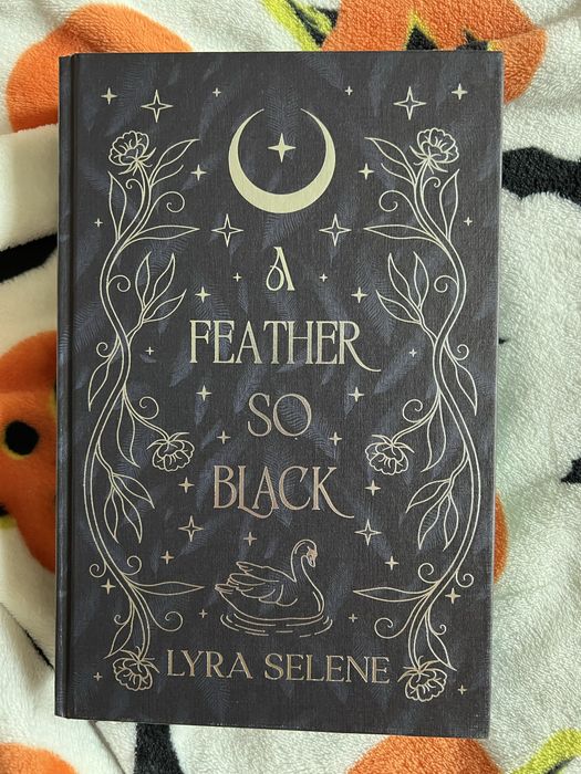 Lyra Selene “A Feather So Black” від FairyLoot