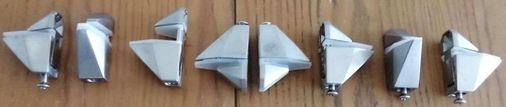 varios fixadores de prateleiras