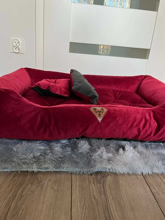 Legowisko dla psa M 90x75 czerwone pluszowe welur – poduszki gratis