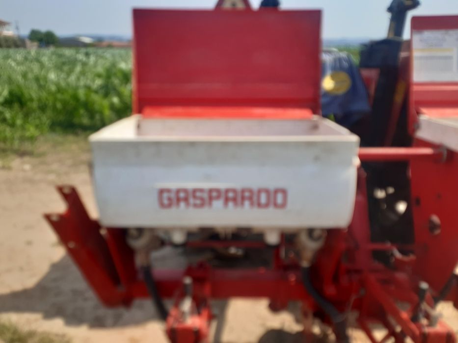 Cultivator-Fertilizer Spreader64729750627458123