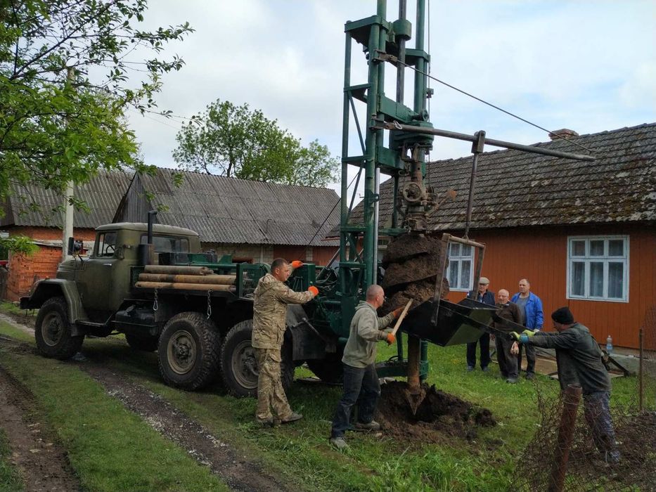 Копання криниць буровою машиною дост. бетонних кілець.по Львівській об