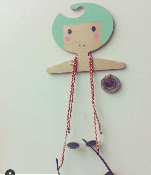 Cabides madeira menina