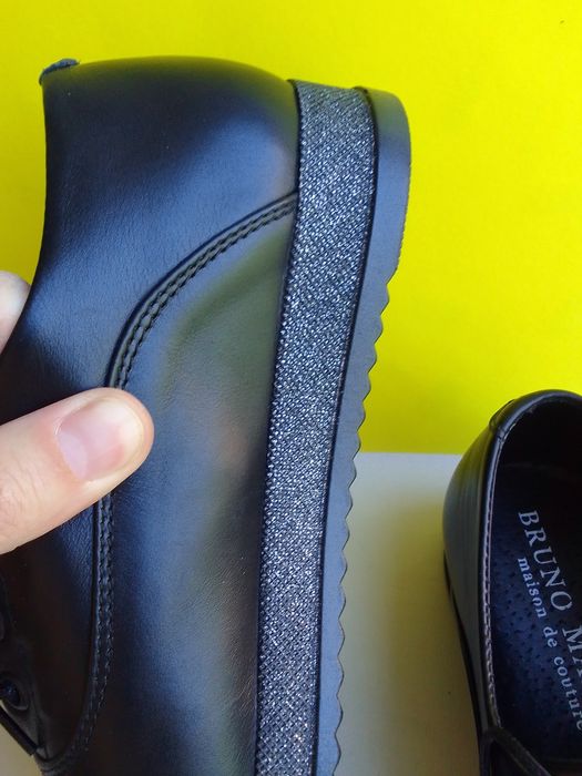 Чорні шкіряні туфлі