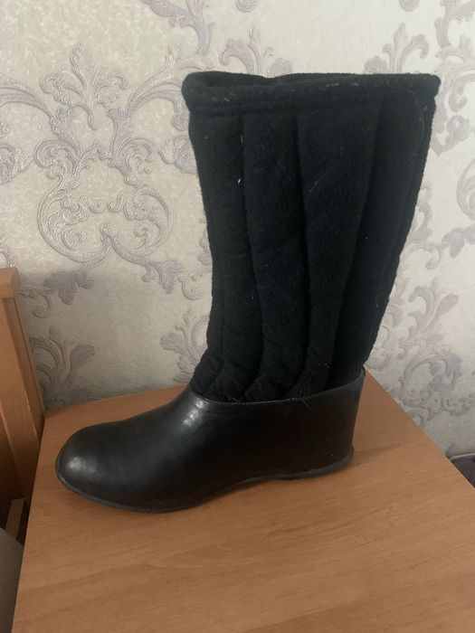 Валянки,шиті,всередині на хутрі, з галошами !нові,42 розм. Дуже теплі!