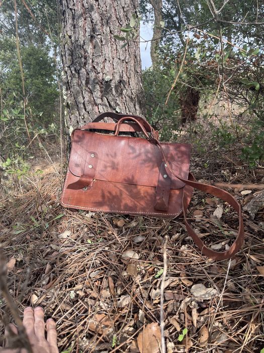 Mala Castanha de Couro Genuíno a Tira-Colo – Elegância e Qualidade