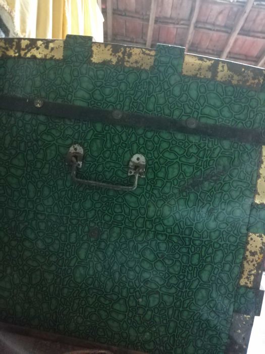 arca antiga em metal e madeira