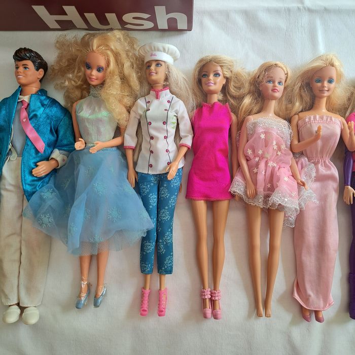 Conjunto de Barbies e Bonecas Variadas