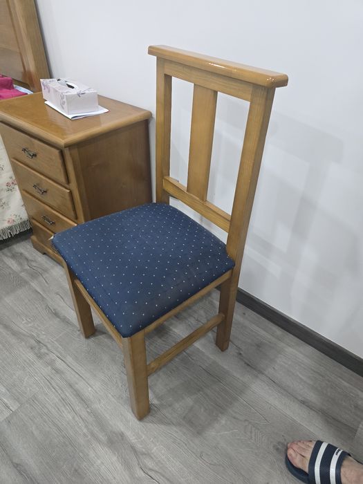 Quarto - Cama, Mesa de Cabeceira e cadeira de Castanheiro