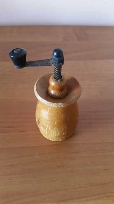 Młynek ręczny z Prl-u wys.11cm