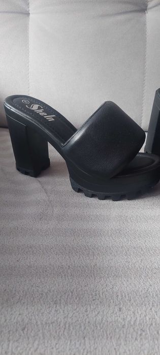 Czarne laczki na słupku