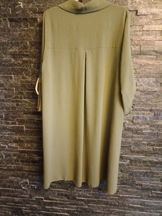 Sukienka w kolorze  khaki.