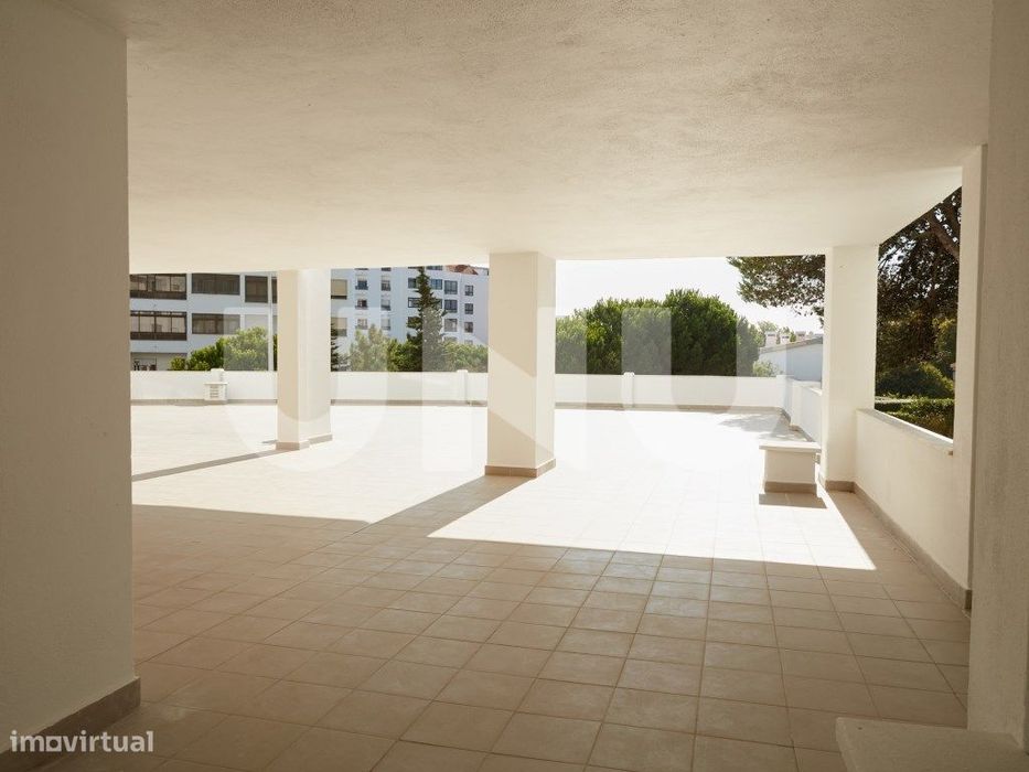 Apartamento T2, remodelado, em condomínio com piscina.