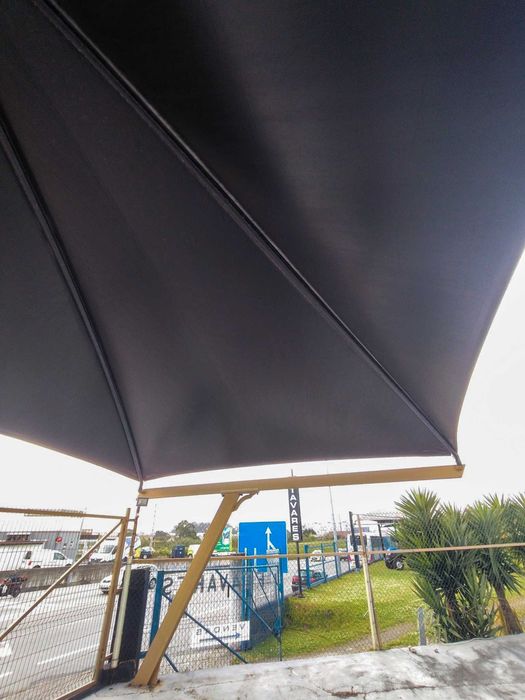 TOLDO COM ESTRUTURA, em perfeito estado de conservação (usado)