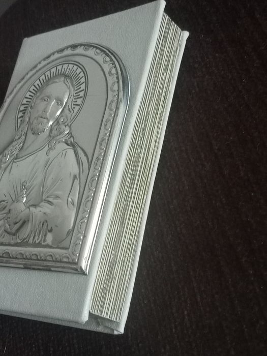 Bela caixa,tipo livro,com motivo ( Cristo) em prata