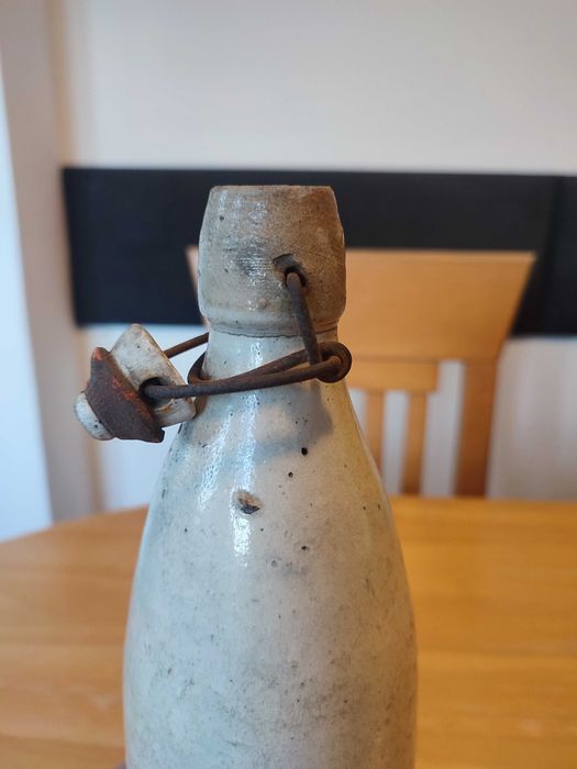 Butelka ceramiczną z tłoczeniem, oryginalnym zamknięciem