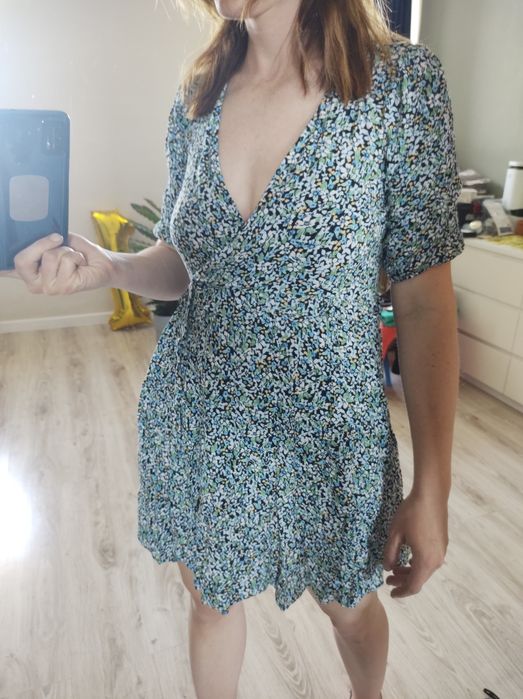 Króciutka sukienka w drobne kwiatki