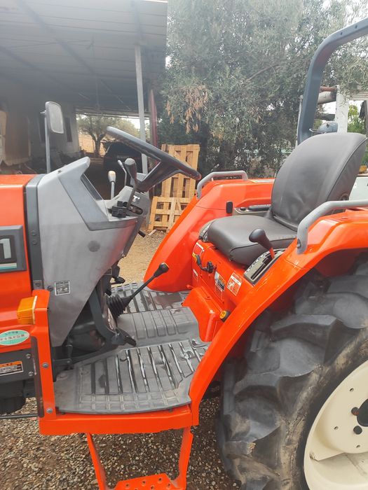 Tratores Kubota 26cv e Mitsubishi 18cv