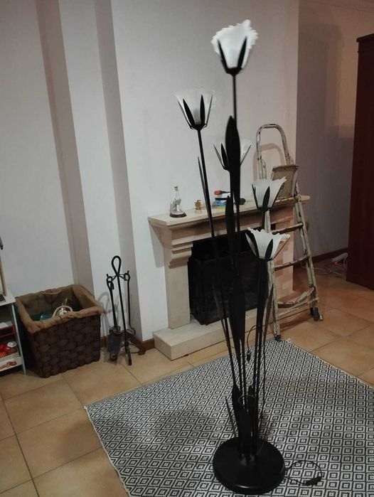 Living room chandelier, floral style, in good condition.