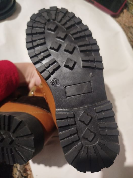 Продам нові дитячі зимові черевички