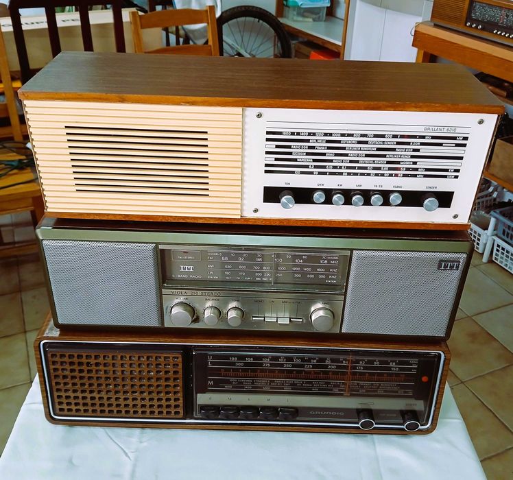 Lote de três rádios de mesa