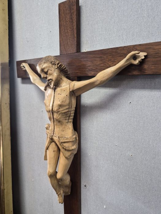 Crucifixo Antigo em Madeira Esculpida (Século XIX) - Arte Sacra.