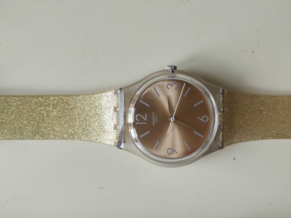 Relógio Swatch bracelete dourada e brilhantes