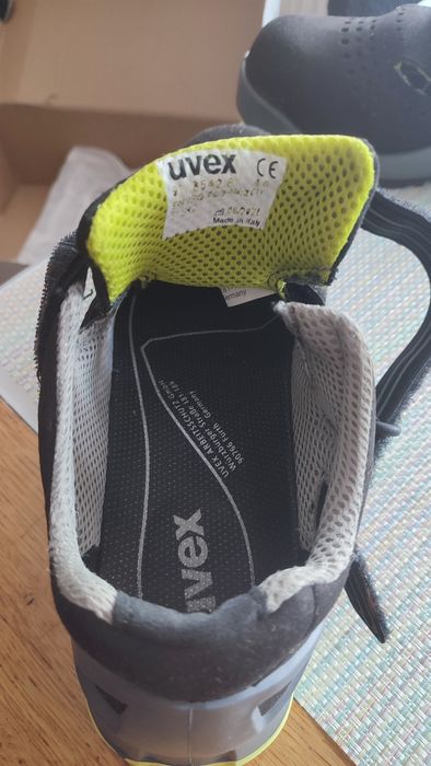 Buty bezpieczne  Uvex model 85428 r. 40