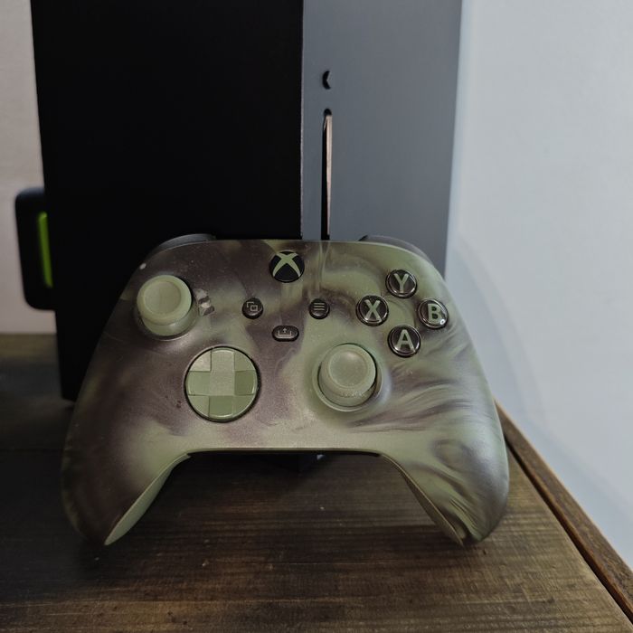 Xbox Series X 1TB – Como Nova + 2 Comandos (Edição Especial Nocturnal