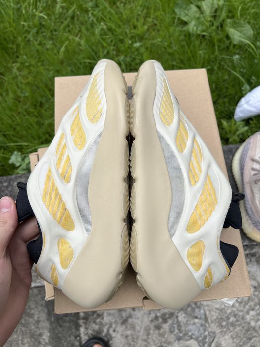 Adidas Yeezy 700 Safflower sneakersy niskie beżowe boost 44