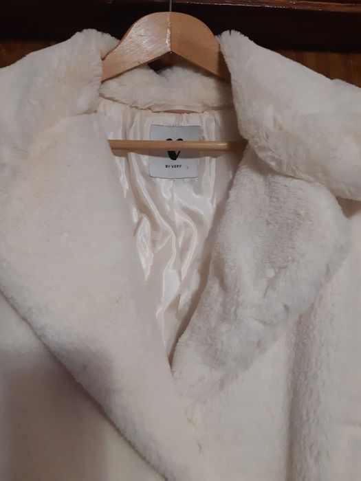 Шубка автоледі, молочного кольору, 52-54 розмір, торг