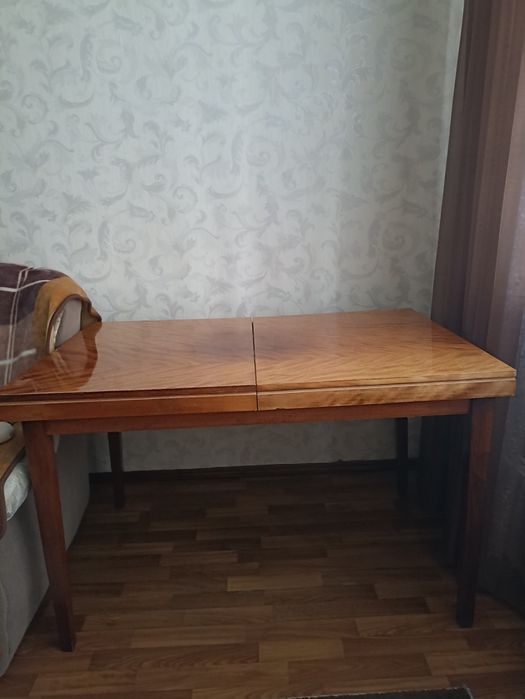 Стіл обідній дерев'яний