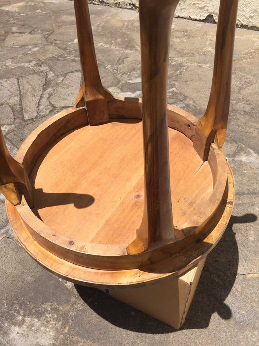 Excelente Mesa Antiga formato circular em madeira