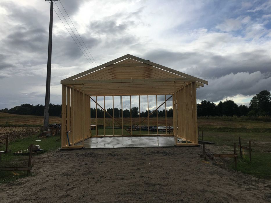 Garaże - z solidnej konstrukcji szkieletowej.