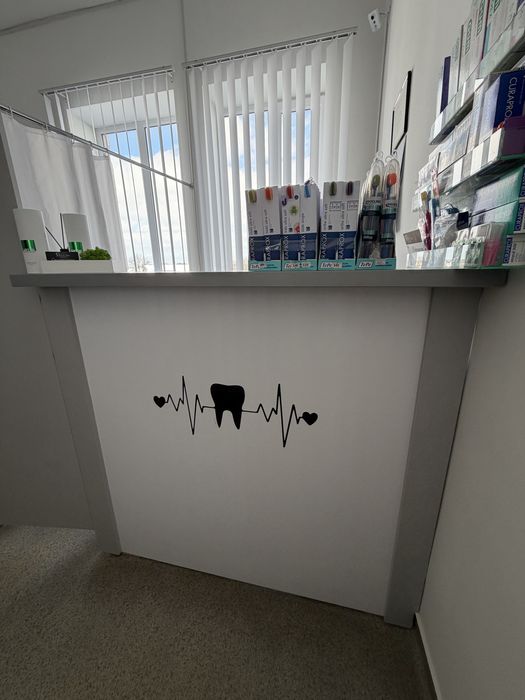 Рецепція з перегородкою та столом