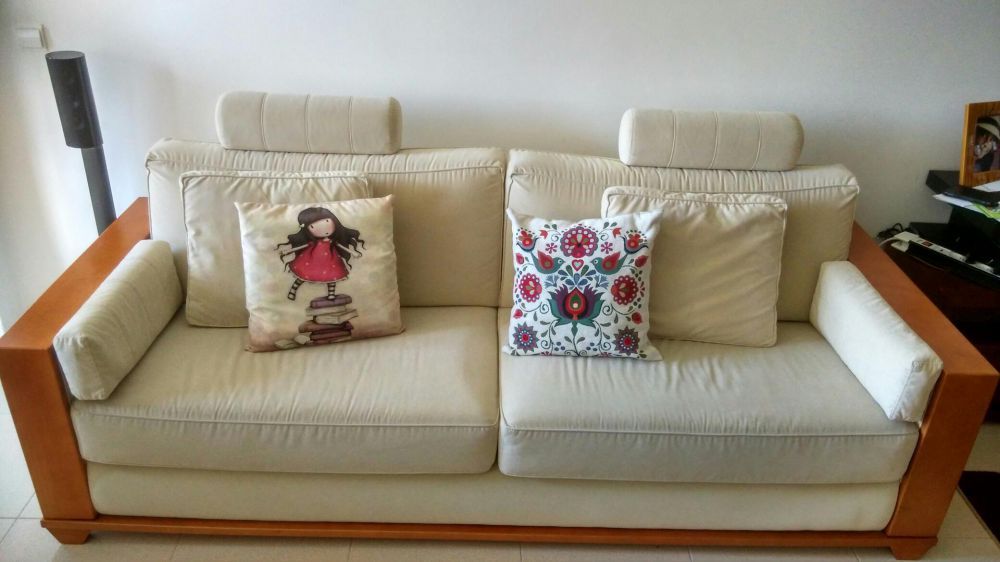 Sofá cama 4 lugares em madeira de cerejeira Barcarena • OLX Portugal