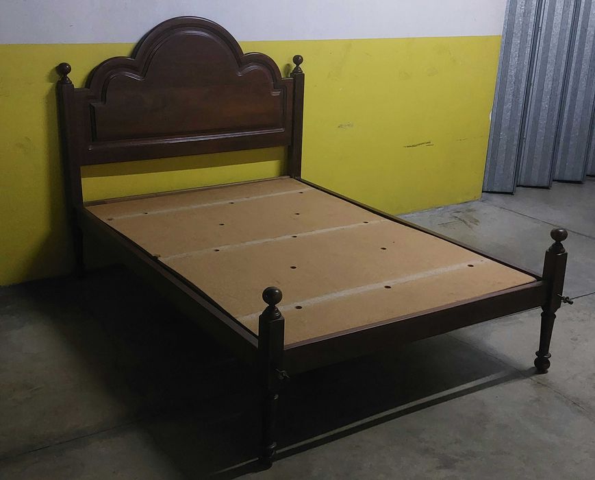 Cama com Mesinha Cabeceira (possibilidade de fornecer colchão)
