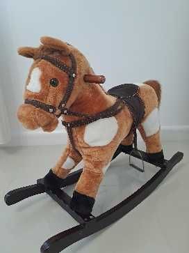 Konik na biegunach, rży i macha ogonkiem