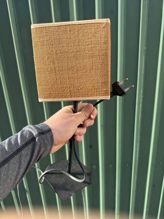 Candeeiro de mesa com abatjour bege quadrado, base preta