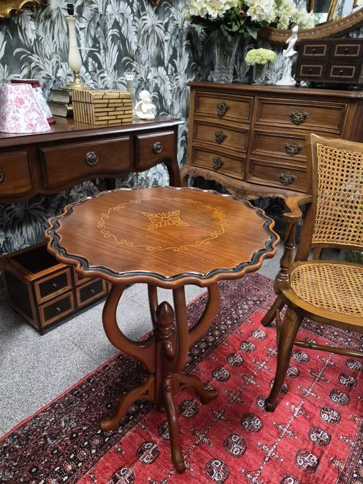 Mesinha de apoio vintage em madeira com marchetaria.