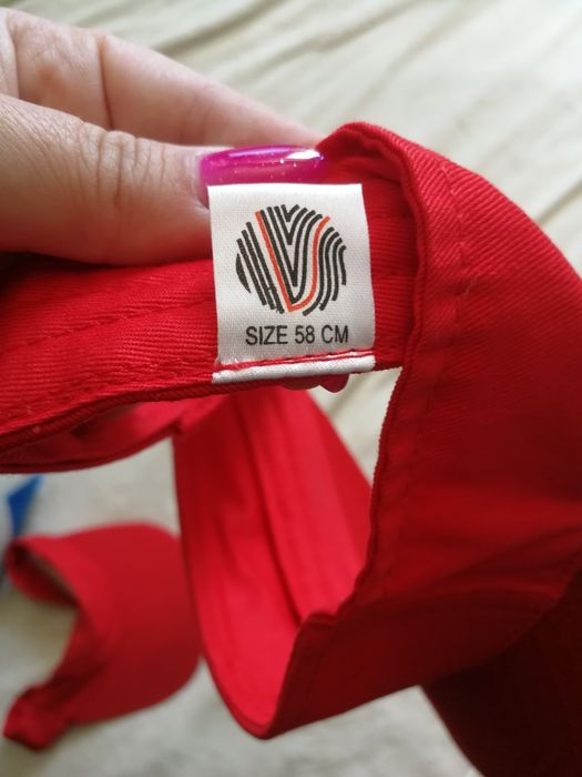 Nowy czerwony daszek przeciwsłoneczny