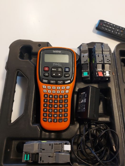 Принтер етикеток Brother PT E100