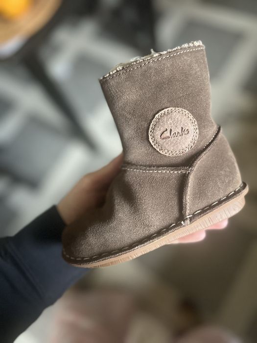 Демисезонные сапожки clarks 7 размер( 24)