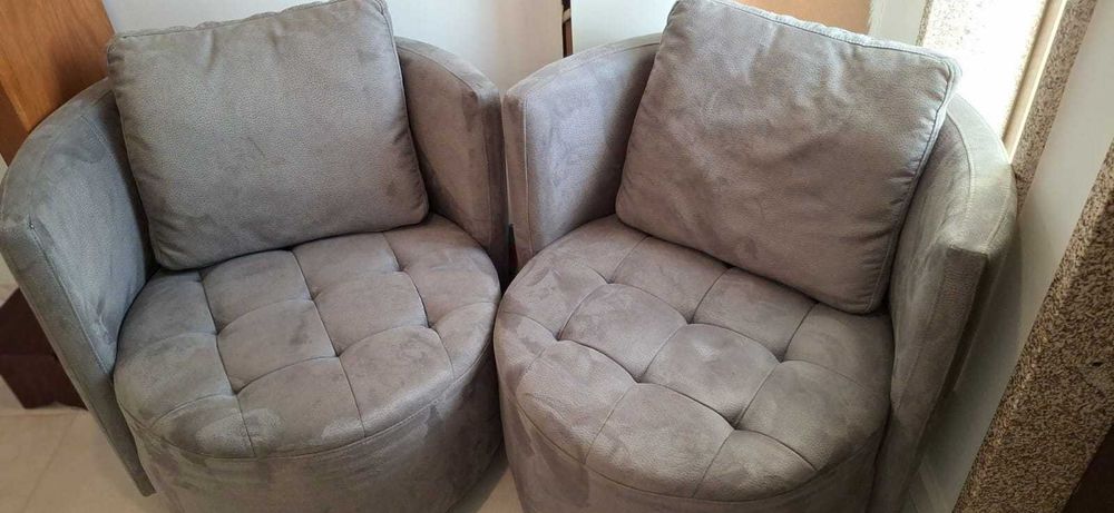 Conjunto Sofás Redondos Giratórios Cinzentos