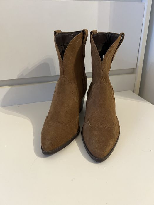 Brązowe skórzane kowbojki Stradivarius zamszowe botki