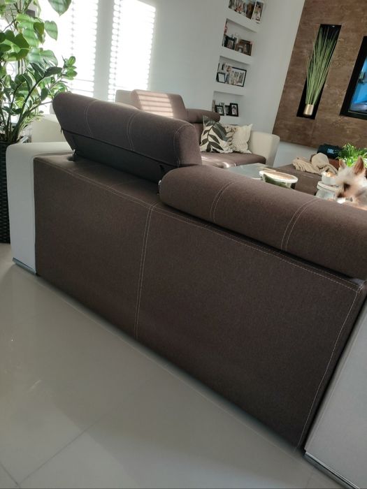 Dwie sofy i duża pufa dwa schowki