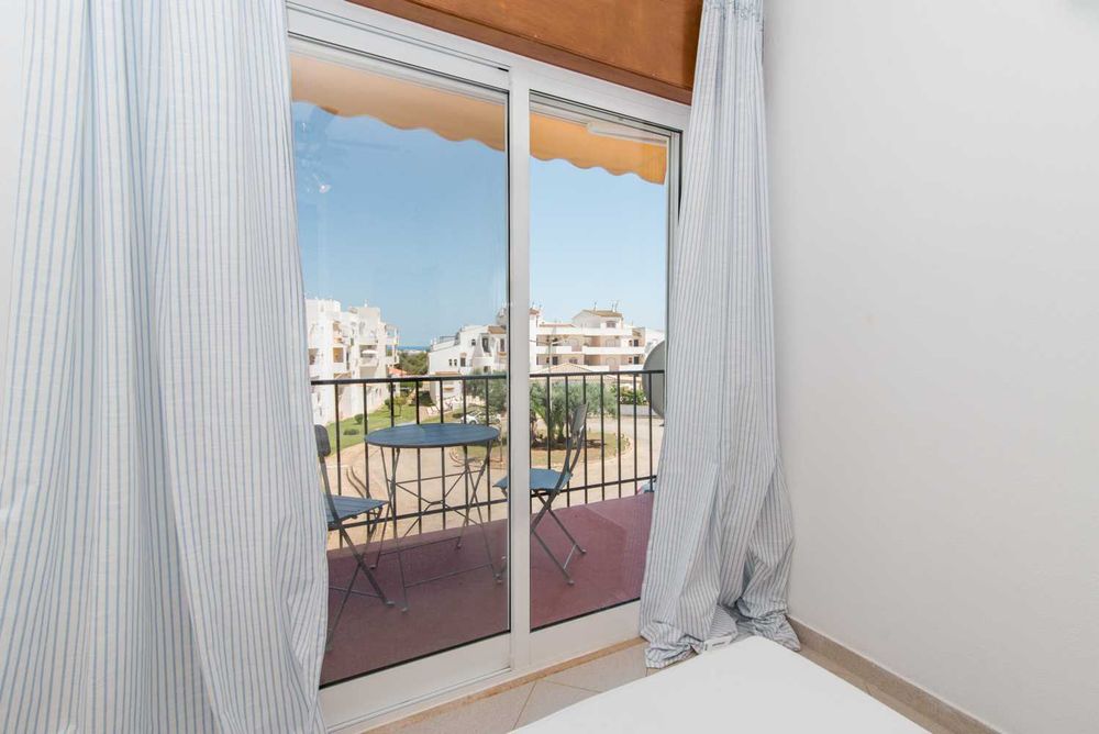 T2 - com Piscina e Varanda, a 2,5 km do Centro de Tavira