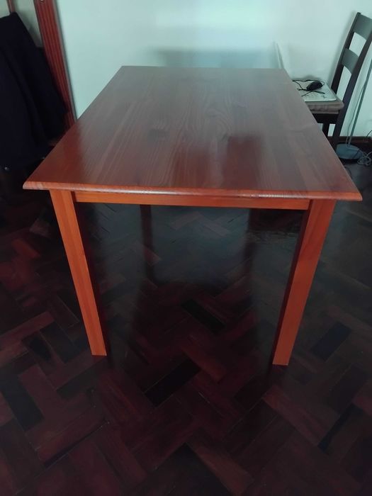 Mesa de jantar em pinho maciço. (Completamente nova)