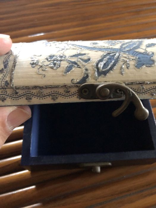 Bau em madeira com pintura en tecido