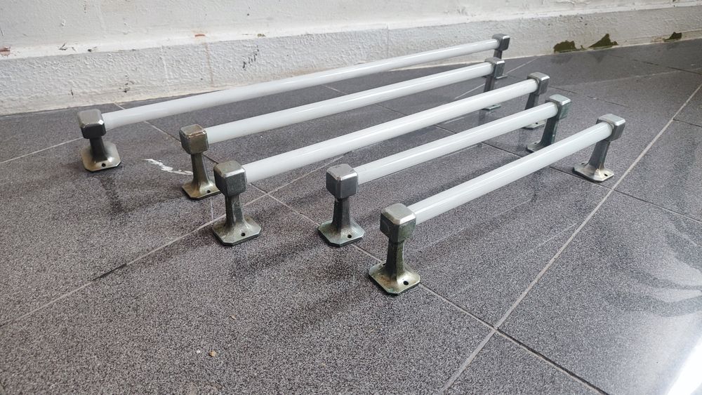 5 suportes para toalheiro em vidro.