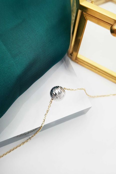 Złota celebrytka z okrągłą diamentowaną kulką z białego złota pr.585